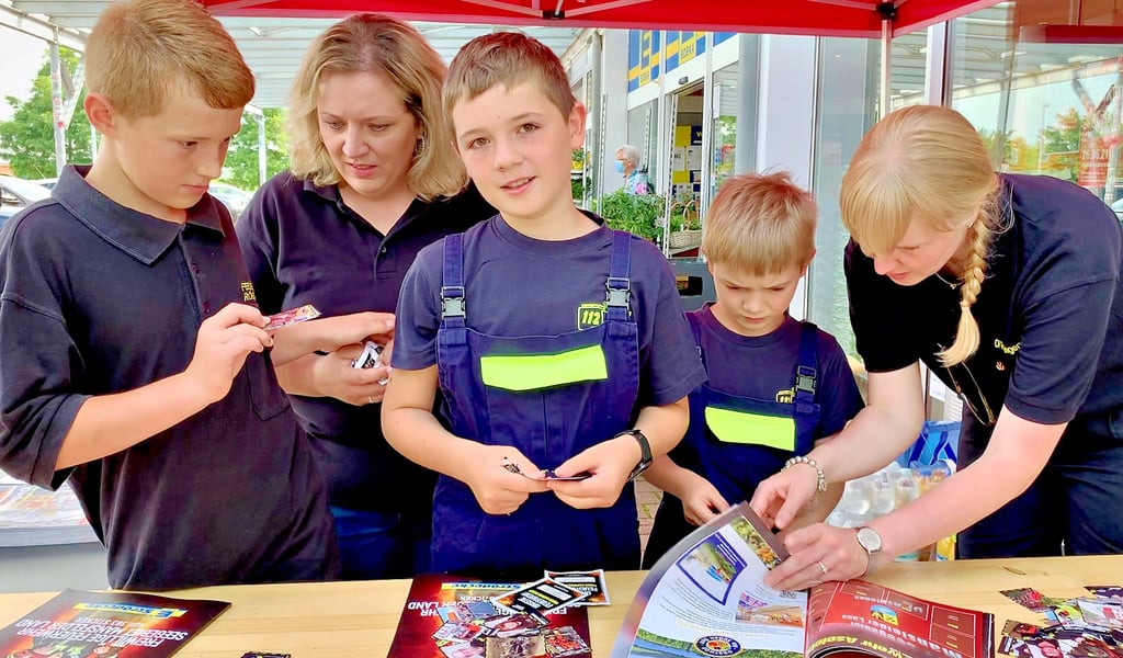 Kurz nach dem Verkaufsstart der Sticker-Star-Aktion wurde bereits fleißig gesammelt und geklebt. Levis und seine Mutter, Initiatorin Sandra Pospieszynski sind fleißig am Kleben, genau wie Manuel, sein Bruder Matheo und Mutter Maria Richter.