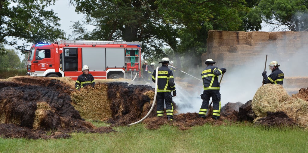Insgesamt 30 Feuerwehr-Einsatzkräfte waren beim Heuballen-Brand in Dobbrun.