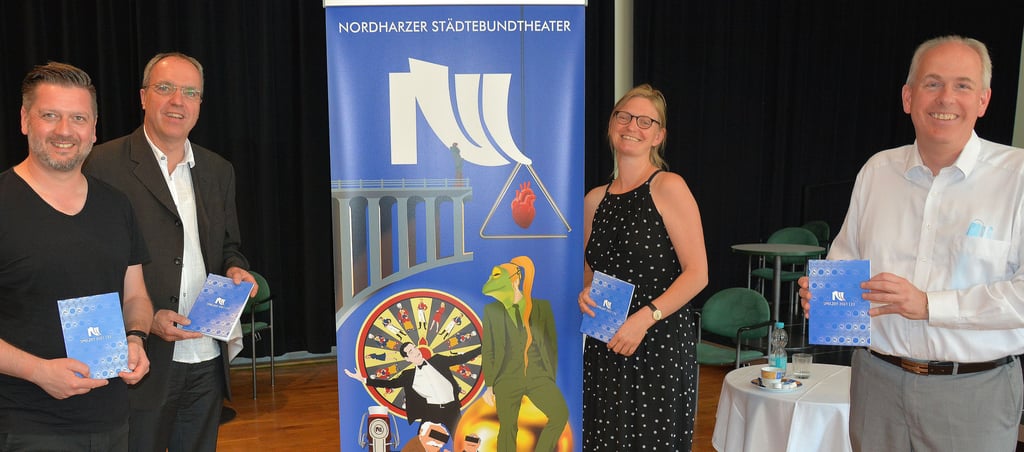 Freuen sich, dass es endlich wieder möglich ist, Theater vor Publikum zu machen: Chefdramaturg Marco Misgaiski, der ehrenamtliche Geschäftsführer Christian Fitzner, Schauspiel- und Öffentlichkeitsdramaturgin Rosemarie Vogtenhuber und Intendant Johannes Rieger (von links). In der Halberstädter Kammerbühne präsentieren sie das neue Spielplanheft des Nordharzer Städtebundtheaters.