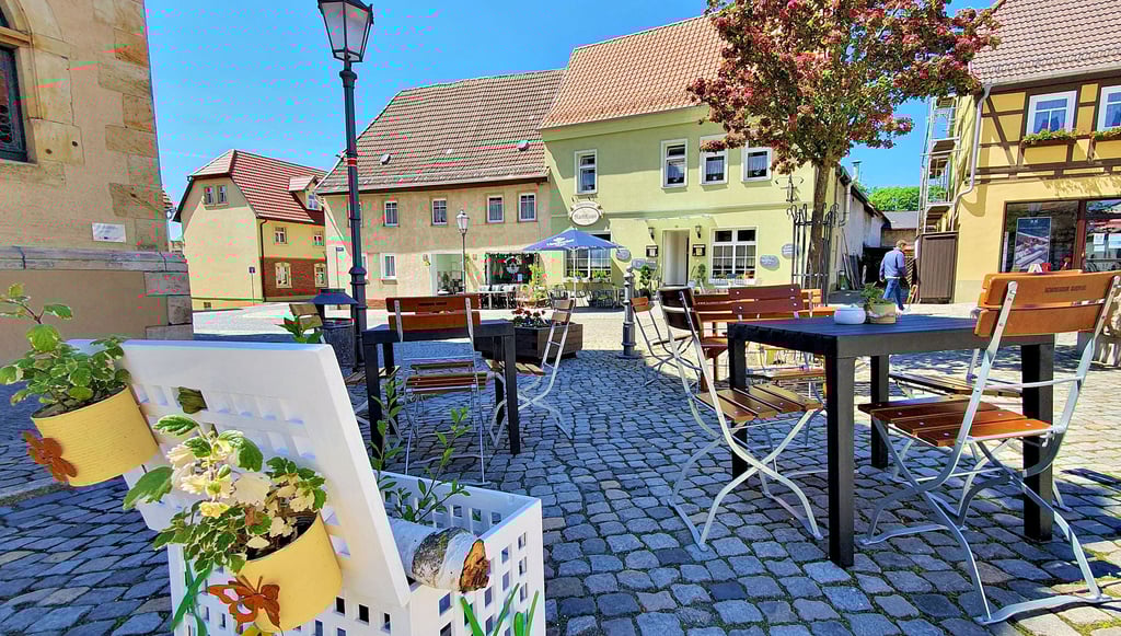 Die Tische und Stühle, die auf dem Markt vor dem Harzgeröder Rathaus stehen, gehören zur Marktklause.