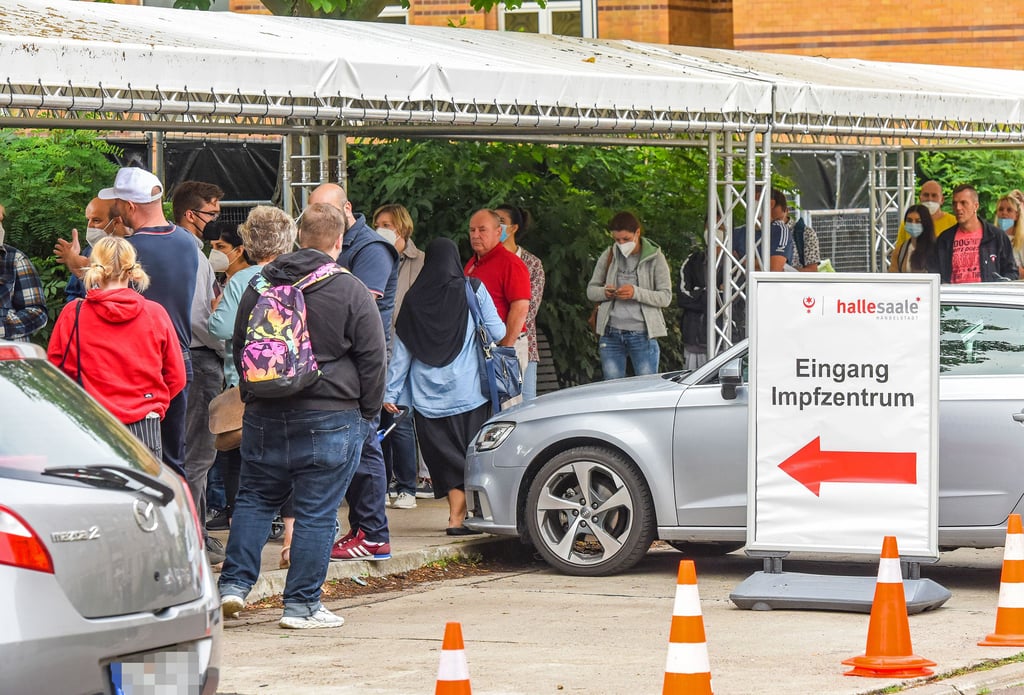 Kurz nach acht Uhr stehen die Impfwilligen noch Schlange in der Heinrich-Pera-Straße. Kurz darauf aber entzerrt sich die Situation.