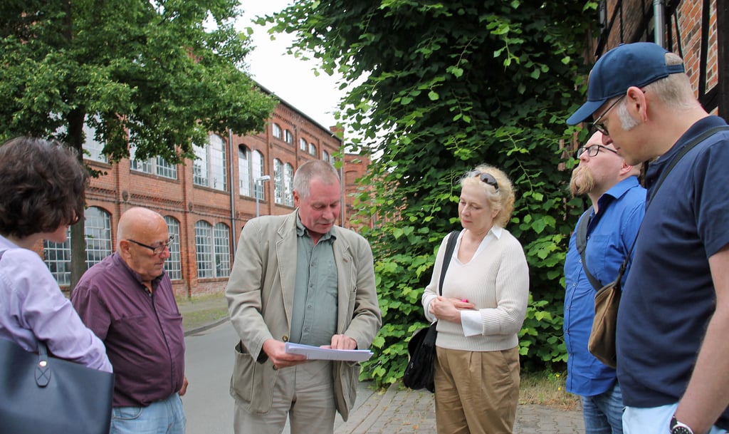 Frank Dreihaupt (2. von links) und Jan Bauditz (3. von links) vor der alten Modelltischlerei in Tangerhütte. Zu Gast waren Elisabeth Böhm (Landesmuseumsverband, von links), Rhoda Riccius (Staatskanzlei), Danny Könnicke (Geschäftsführer Landesmuseumsverband) und Hajo Neumann vom Technikmuseum Magdeburg.