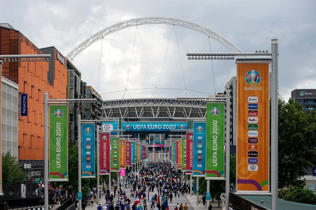 Zuschauer strömen in London ins Wembley Stadion.
