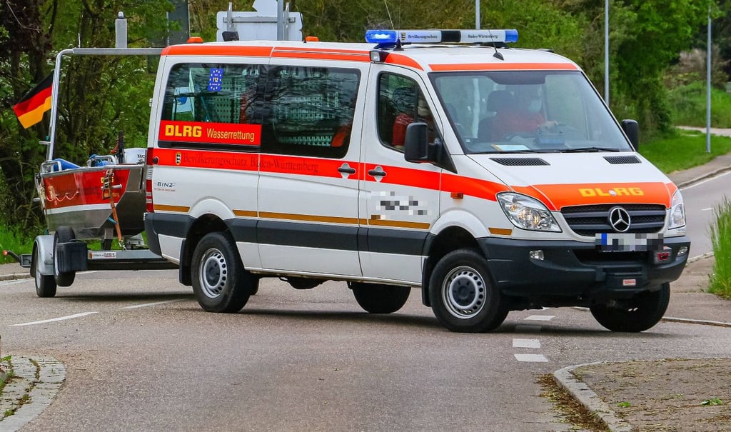 Ein Fahrzeug der DLRG mit Boot