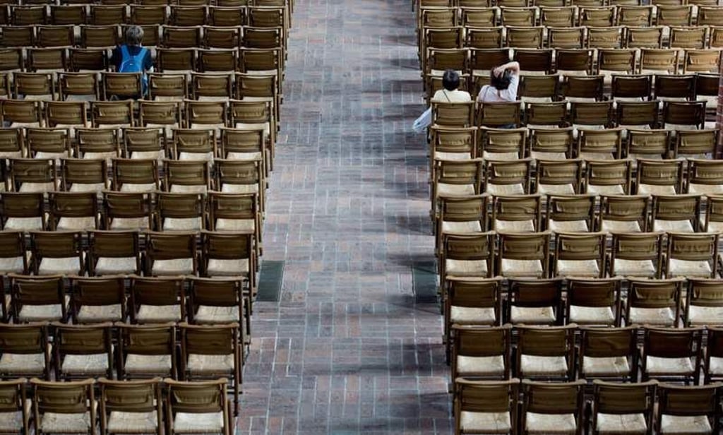 Zwei Frauen und ein Mann sitzen am 08.07.2013 in der Marktkirche in Hannover (Niedersachsen). Die Zahl der Christen in Niedersachsen hat binnen fünf Jahren um mehr als 300.000 abgenommen. Foto: Julian Stratenschulte/dpa (zu lni 0094 vom 08.07.2013) +++(c) dpa - Bildfunk+++