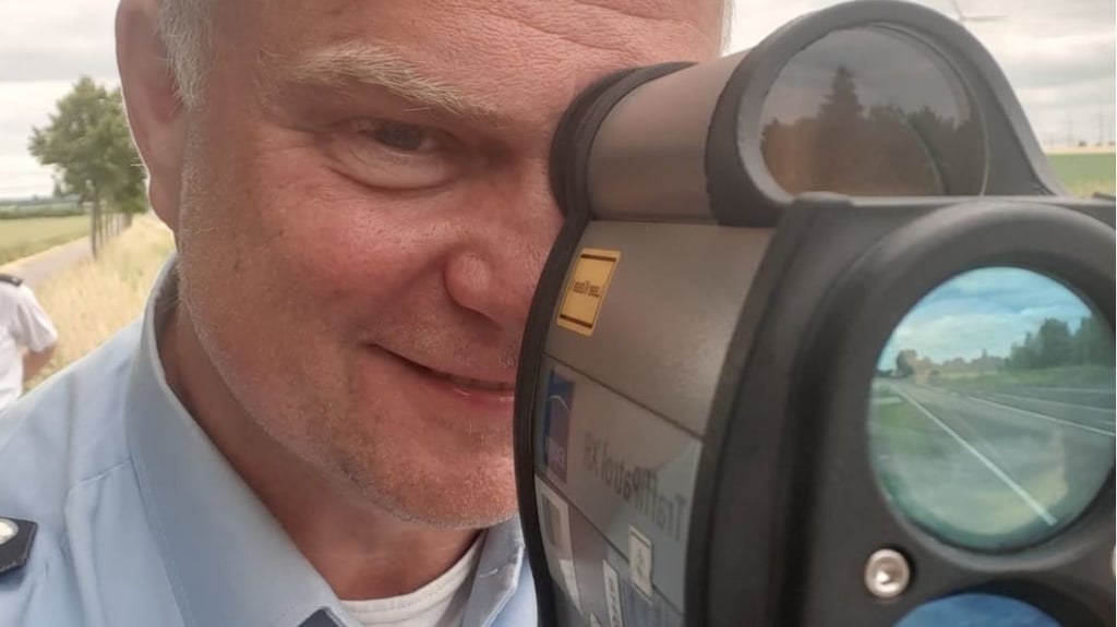 Polizeihauptmeister Andreas Esche aus der Niederen Börde überprüft die Geschwindigkeiten der Autos in Bleiche.