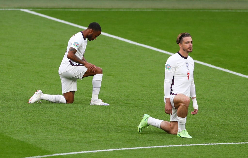 Englands Nationalspieler gehen vor Anpfiff auf die Knie - die deutsche Mannschaft schließt sich dieser Geste am Dienstag im EM-Achtelfinale an.