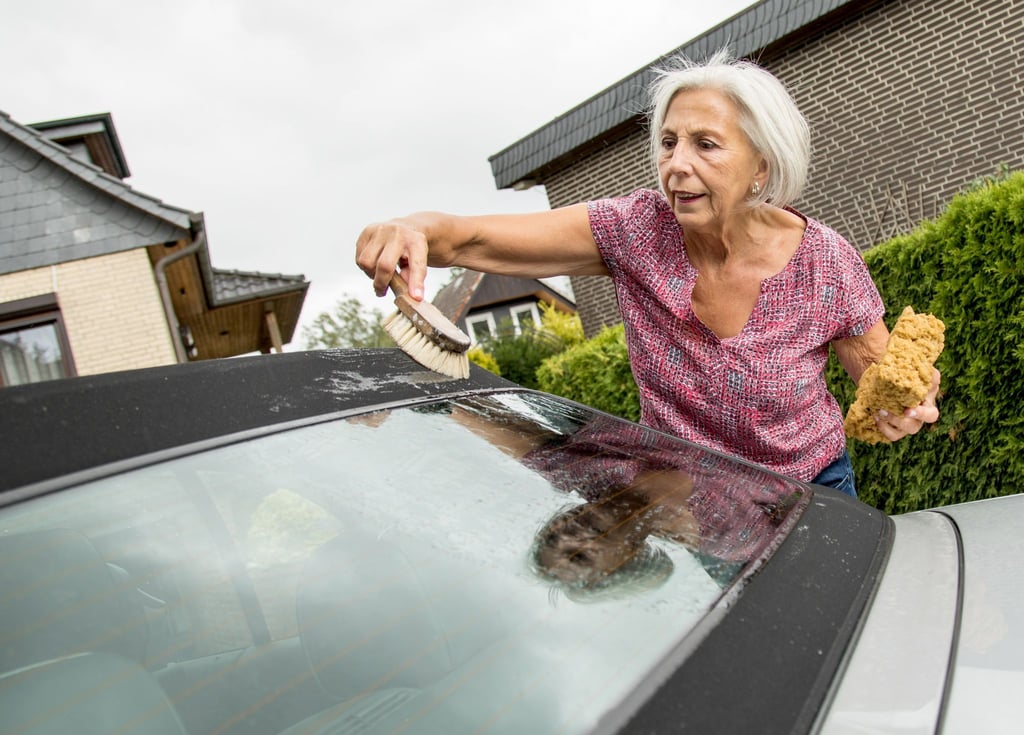 So pflegen Cabriofans ihr Fahrzeug am besten: Mit Fingerspitzengefühl und möglichst soften Mitteln.