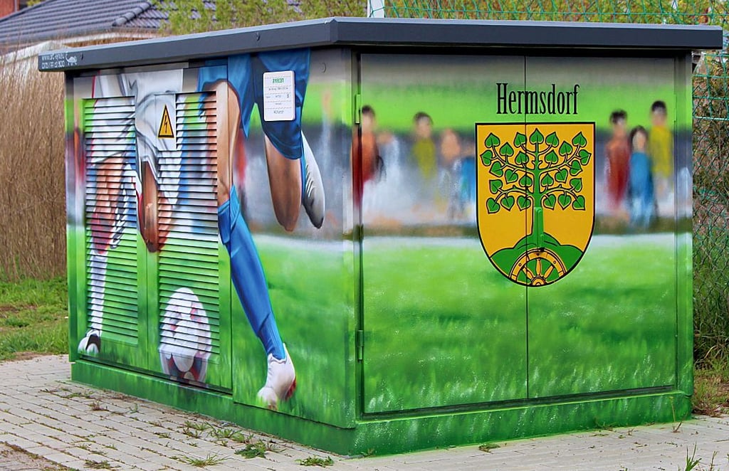 Der lokale Bezug ist auch an der jüngst gestalteten Trafostation am Sportplatz in Hermsdorf deutlich sichtbar.