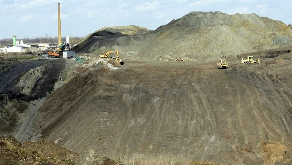 ARCHIV - In der Tongrube Vehlitz werden am 12.03.2008 im Kreis Jerichower Land (Sachsen-Anhalt) Erdmassen bewegt. Im Skandal um illegale Müllentsorgung in Sachsen-Anhalt hat die Staatsanwaltschaft Stendal eine weitere Anklage erhoben. Foto: Jens Wolf/dpa (zu dpa «Staatsanwaltschaft erhebt weitere Anklage im Müllskandal» vom 07.01.2014) +++(c) dpa - Bildfunk+++