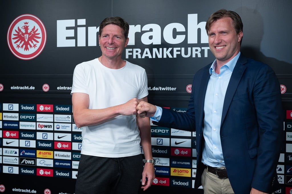 Sportvorstand Markus Krösche begrüßt Frankfurts neuen Trainer Oliver Glasner (l).