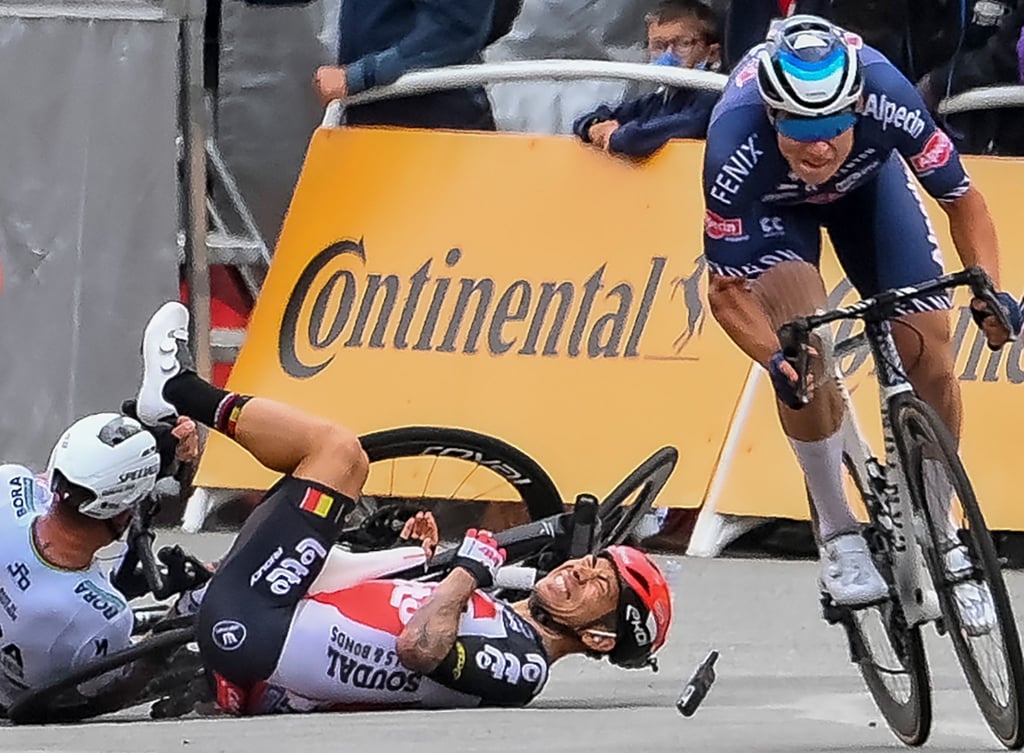 Der Australier Caleb Ewan (M) ist beim Sprint auf der dritten Etappe heftig gestürzt.
