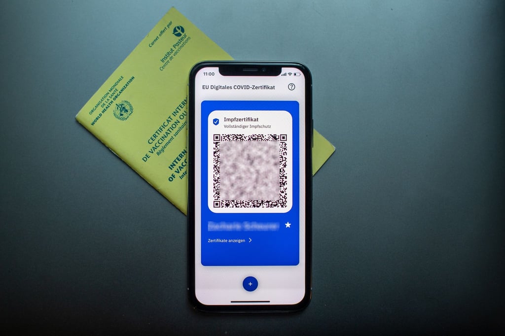 Doppelt hält besser. Wer jetzt auf Reisen geht, nimmt besser seinen Impfausweis und den digitalen Covid-Impfnachweis auf dem Smartphone mit.