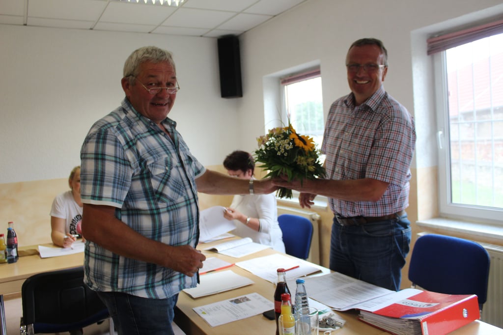 Gemeinderat Hartmut Weißbach (l.) gratuliert Thomas Crackau zu seiner Wiederwahl als Bürgermeister.