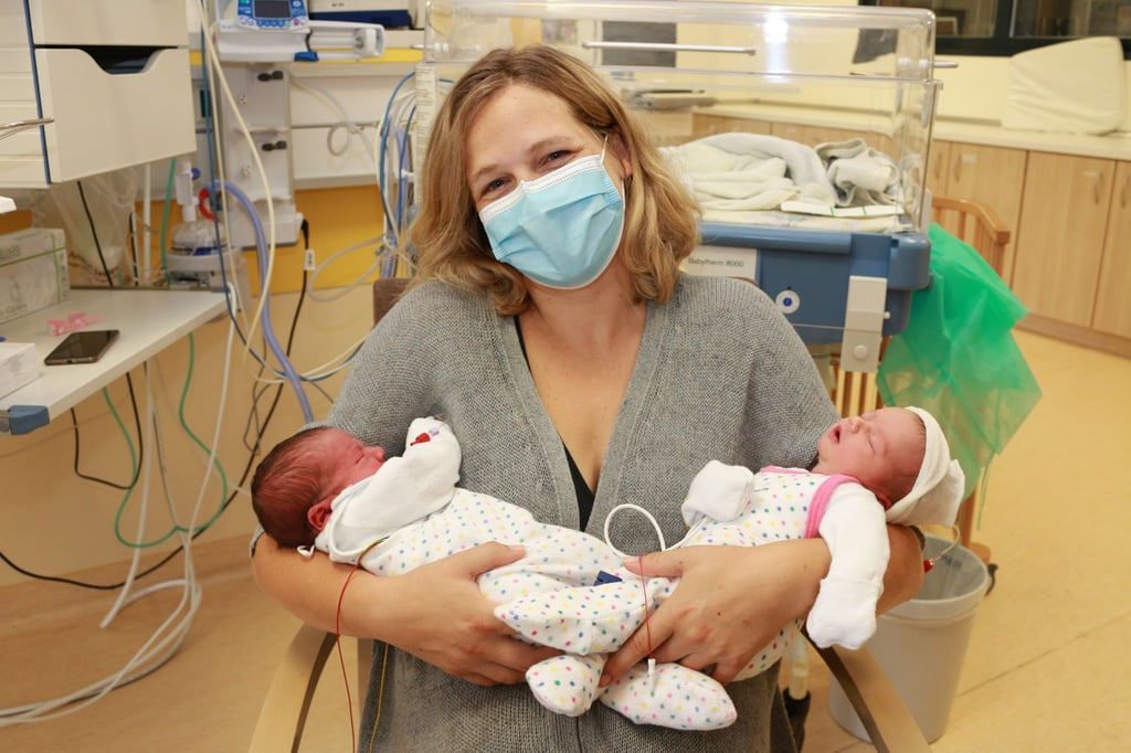 Die Mutter Anna Feg mit ihren Zwillingen Marlene und Pauline.