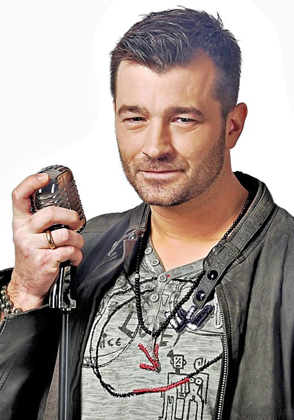 Ebenfalls in Steckby auf der Bühne ist Achim Petry.