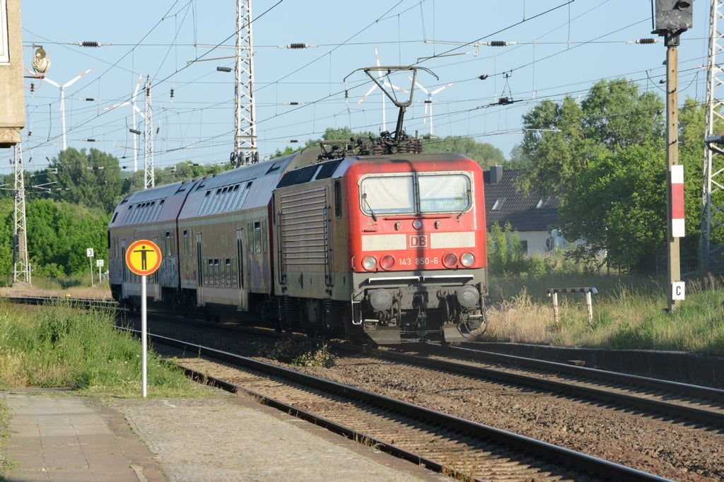 Am Bahnhof in Röblingen im Landkreis Mansfeld-Südharz kontrollierte die Polizei einen alkoholisierten Mann und fand eine beachtliche Menge an Drogen bei ihm.
