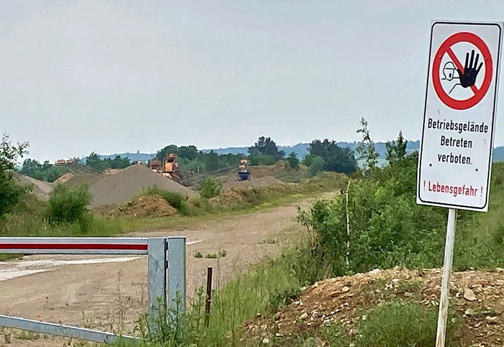 Die Zufahrt zum Kiestagebau östlich von Suderode. Bald sollen hier wieder Lkw rollen.