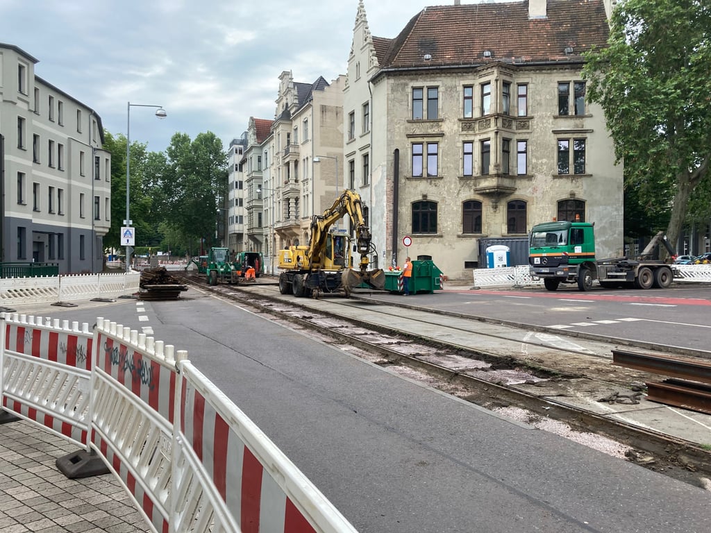 Die Gleisbauarbeiten in der Schönebecker Straße im Magdeburger Stadtteil Buckau sind auf den Kreuzungsbereich Benediktinerstraße/Porsestraße ausgeweitet worden.