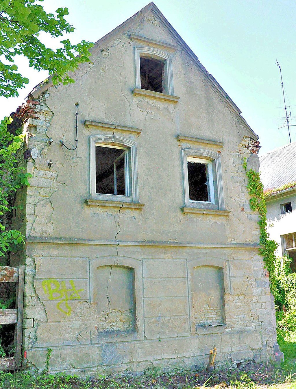 Dieses alte Haus ist so desolat, dass es nur noch abgerissen werden kann.