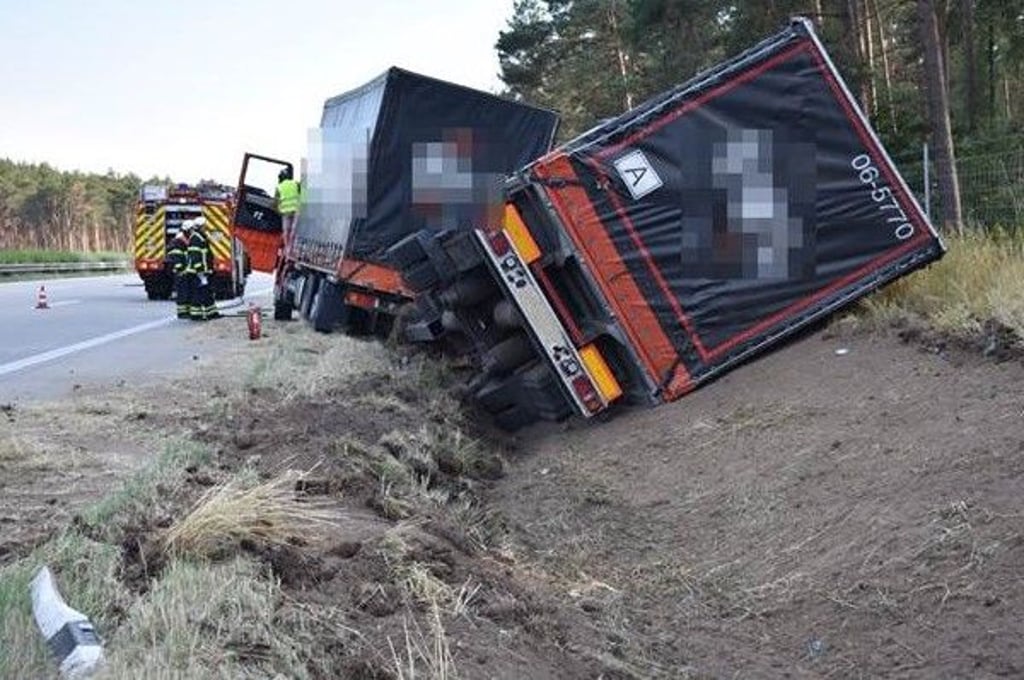 Ein Lkw kippte am Montagabend
