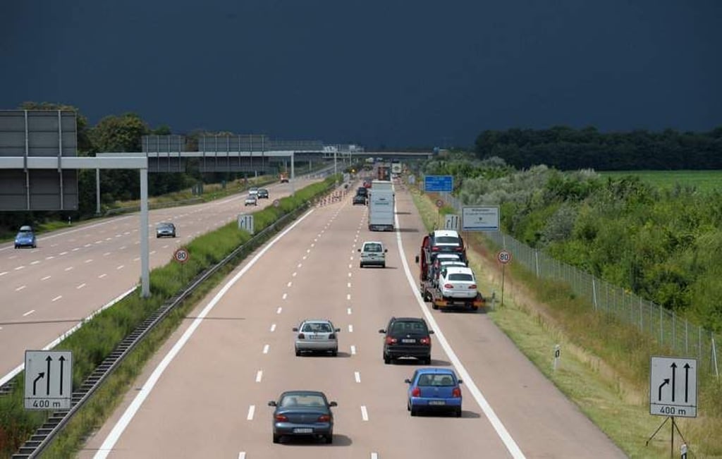 Fahrzeuge fahren auf die Fahrbahneinengung an der Autobahn 14 bei Schkeuditz am Dienstag (07.07.2009) zu, während sich eine dunkle Gewitterfront nähert. Der sechsspurige Ausbau der A 14 zwischen Halle-Peißen und dem Schkeuditzer Kreuz ist vollendet. Nach 14 Monaten Bauzeit kann der Verkehr in Richtung Leipzig ab Mittwoch (08.07.2009) auf der neuen Trasse rollen. In der Gegenrichtung war die Erweiterung der Autobahn vor gut einem Jahr abgeschlossen worden. Insgesamt kostete der Ausbau der 10,6 Kilometer langen Strecke 58,1 Mill Euro. Foto: Peter Endig/lsn (zu lsn 4120 vom 07.07.2009) +++(c) ZB-FUNKREGIO OST - Honorarfrei nur fuer Bezieher des ZB-Regiodienstes+++