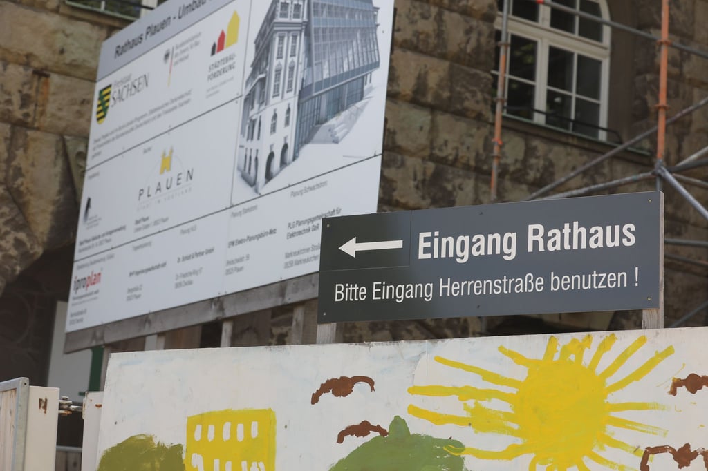 "Eingang Rathaus" steht auf einem Hinweisschild.