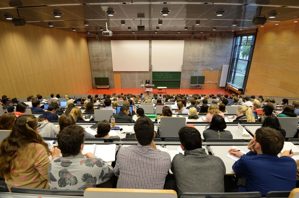 Studienanfänger sitzen während ihrer ersten Juravorlesung in einem Hörsaal.