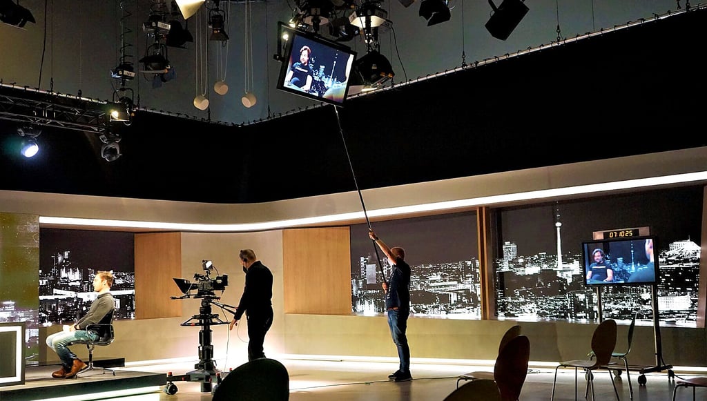 Ein Blick hinter die Kulissen beim RBB: Hier laufen gerade die letzten Vorbereitungen für die Live-Show im Studio.