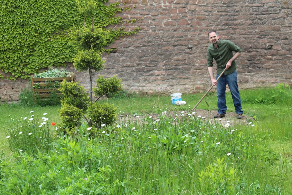 Wenn Mathias Weiß in seinem naturnahen Garten wirkt, vergisst er schnell einmal die Zeit.