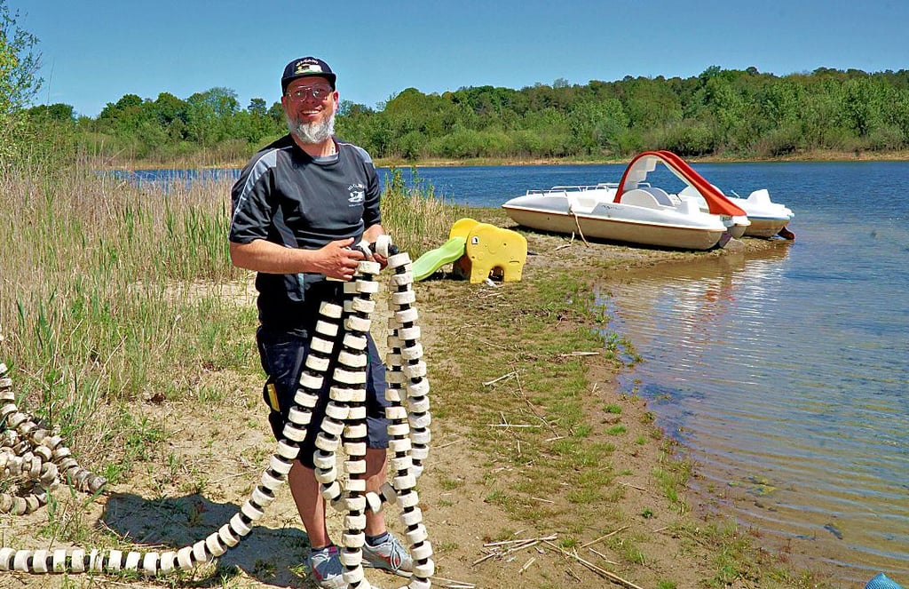 Tino Braune, Betreiber des Waldbad und Campingplatzes Wischer (Wa-Ca-Wi), bereitet die Badesaison vor.