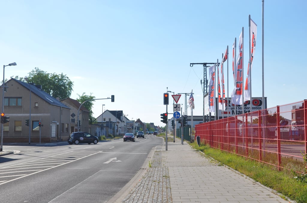 Linksabbieger-Verbot stadtauswärts an der Kreuzung Geschwister-Scholl-Straße/Tischlerstraße.