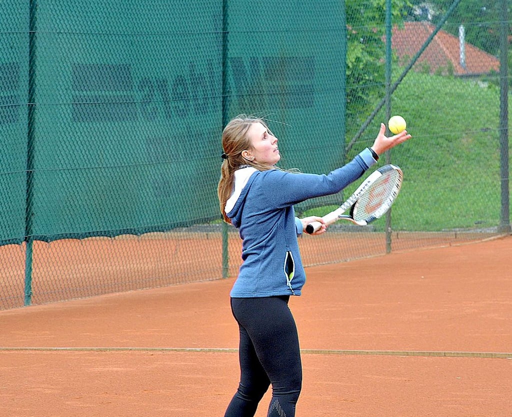 Der Aufschlag ist ein wichtiger Bestandteil im Tennissport. Eine Probe von Fabienne Meineke.