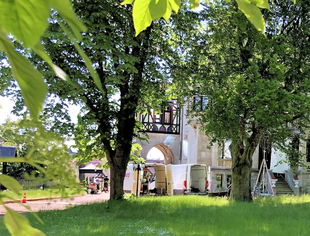 Filmtechnik steht an der Lindenbeinschen Villa, dem Schlosshotel ?Zum Markgrafen?. Bei den Dreharbeiten zuzuschauen, war nicht möglich.
