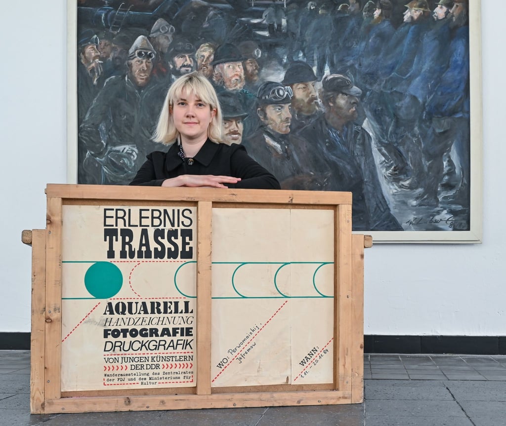 Sabrina Kotzian, Kuratorin der Ausstellung über die einstige Kulturkampagne der DDR zum Bau der Erdgastrasse „Freundschaft“ (russisch Drushba), hockt hinter einer alten Ausstellungskiste.
