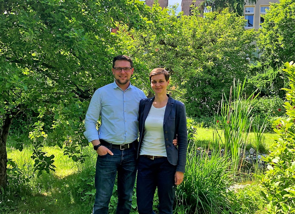 Die Kirchturmspitzen von St. Nikolai im Hintergrund: Franziska Junge und Tobias Gruber sind die neuen Pfarrer in Quedlinburg und Ditfurt.