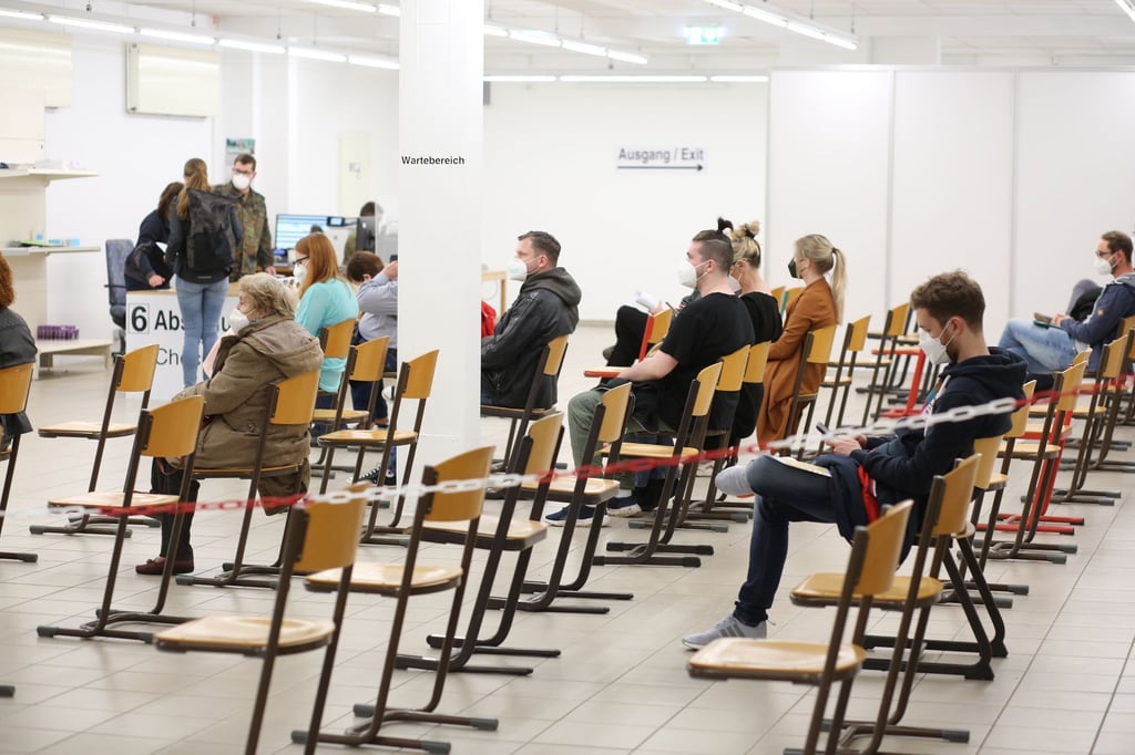 Nach ihrer Impfung warten geimpfte im Impfzentrum des Landkreis Harz.