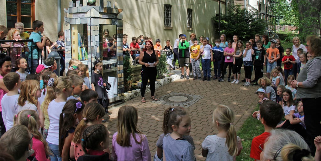 Dicht umringt war bei seiner Einweihung am Kindertag der Bücherturm, den Kinder, Eltern und Lehrer in Burgfriedoptik gestaltet haben.