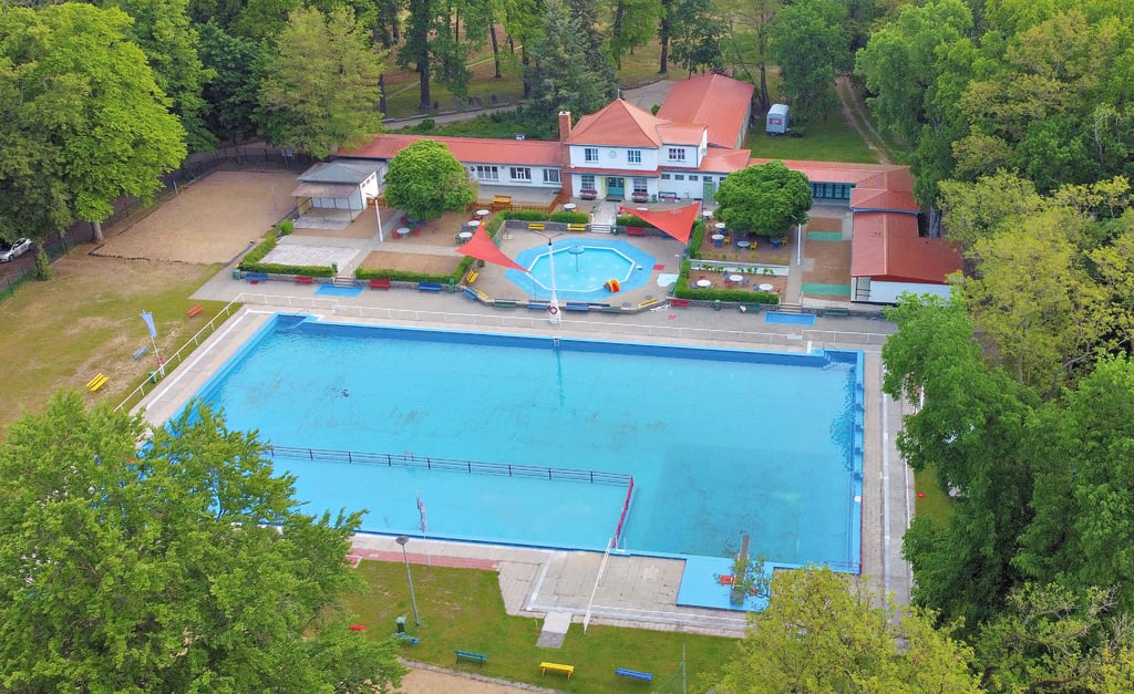 Neu abgedichtet, frisch gestrichen und mit gefiltertem Wasser befüllt machte das Seehäuser Waldbad im Schillerhain in dieser Woche fast einen jungfräulichen Eindruck. Das soll sich mit der Saisoneröffnung am Sonnabend aber gründlich ändern.