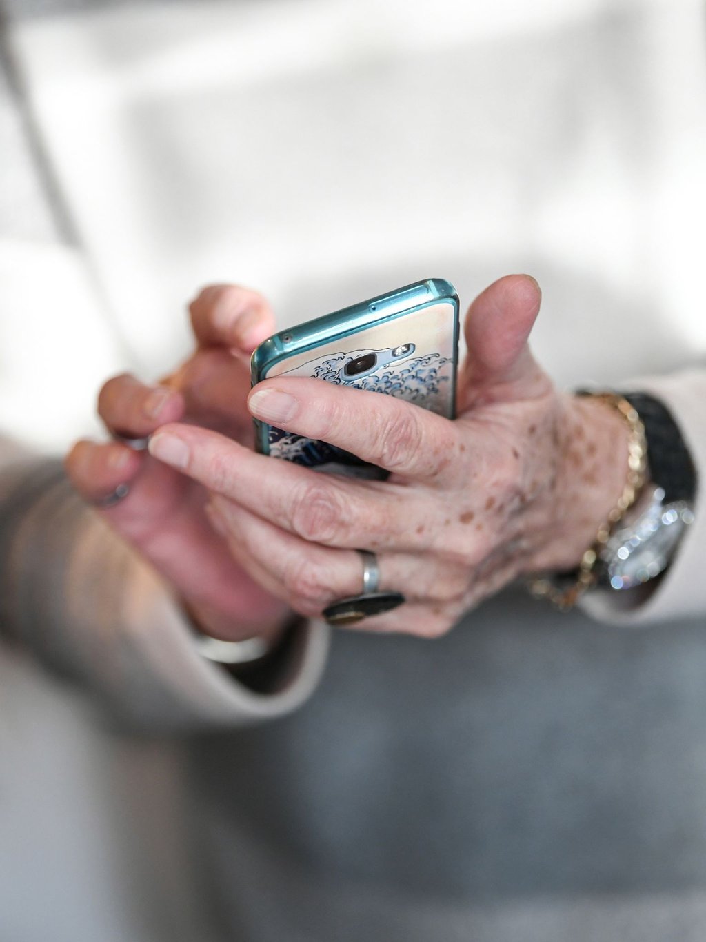 Laut Studie ist die Quote der Smartphone-Verweigerer höher, je älter sie sind.