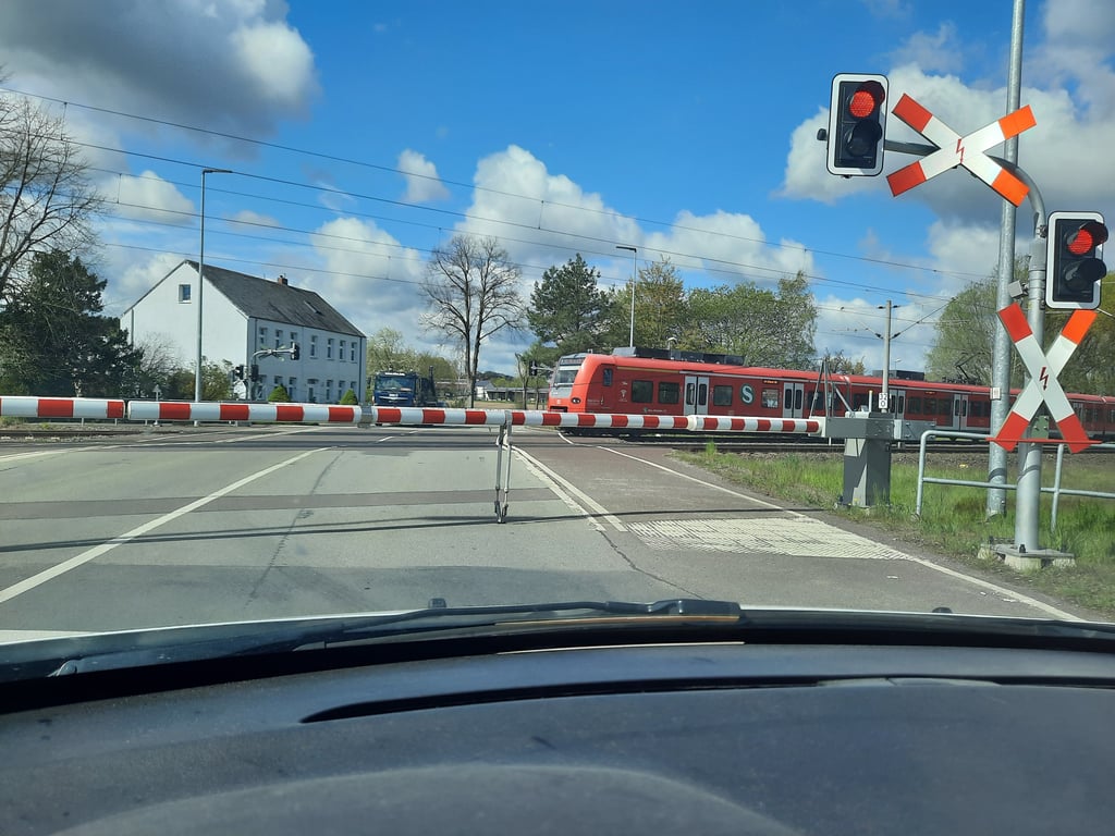 Am Bahnübergang Brunau-Packebusch müssen fahrzeuge häufig an den Schranlen warten. Wird die Strecke von Uelzen nach Stendal zweigleisig ausgebaut, werden die Schranken noch öfter geschlossen sein. Die Kreuzuzung soll daher niveaufrei angelegt werden.