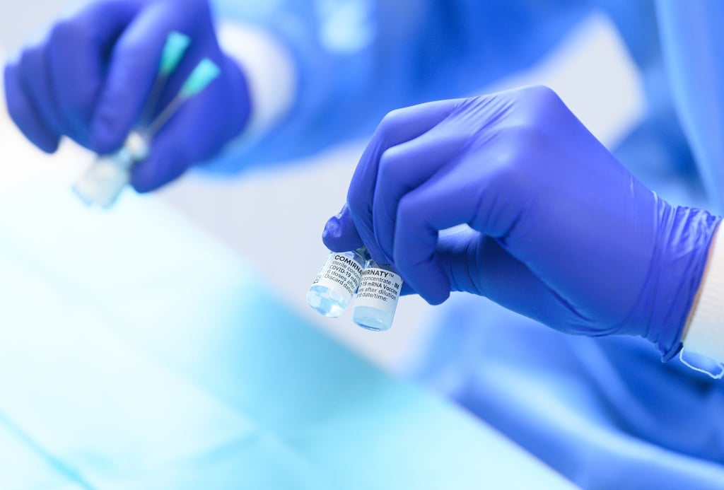 Ein medizinischer Mitarbeiter bereitet den Wirkstoff Comirnaty von Biontech/Pfizer für Impfungen gegen das Coronavirus vor.