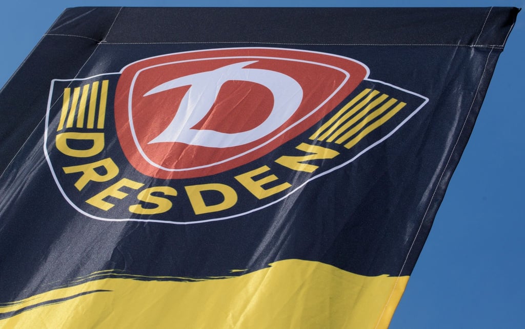 Eine Fahne mit dem Dynamologo weht vor dem Trainingszentrum der SG Dynamo Dresden.