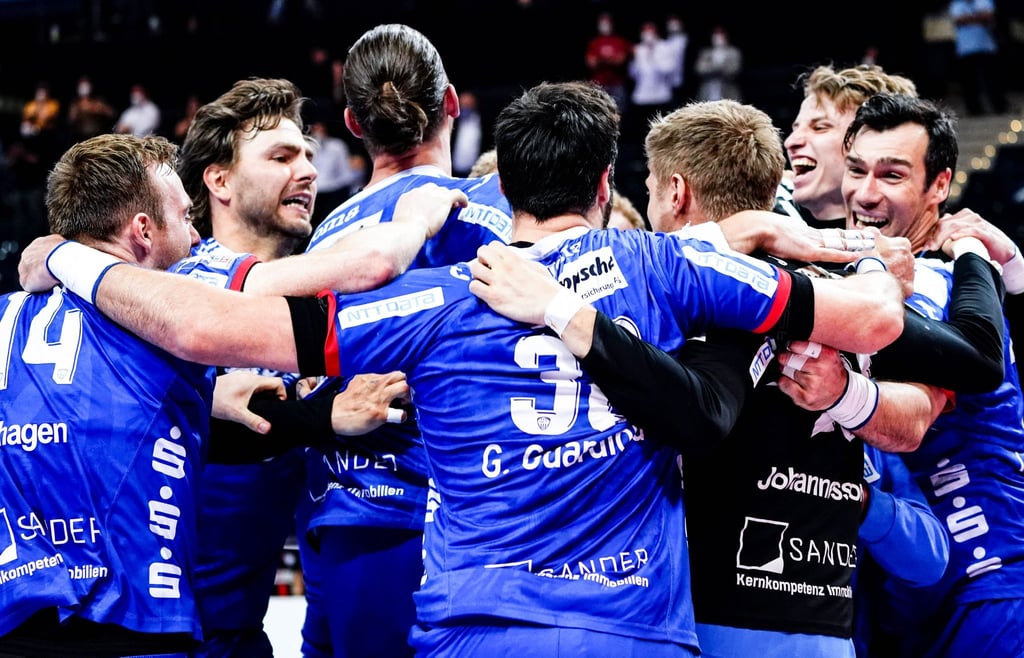 Die Spieler von TBV Lemgo Lippe feiern den Sieg über THW Kiel.