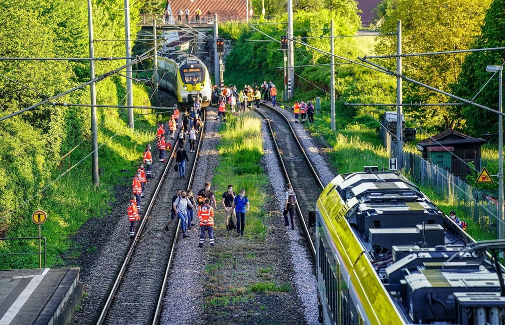 Rettungskräfte sichern die Unfallstelle in Oppenweiler.
