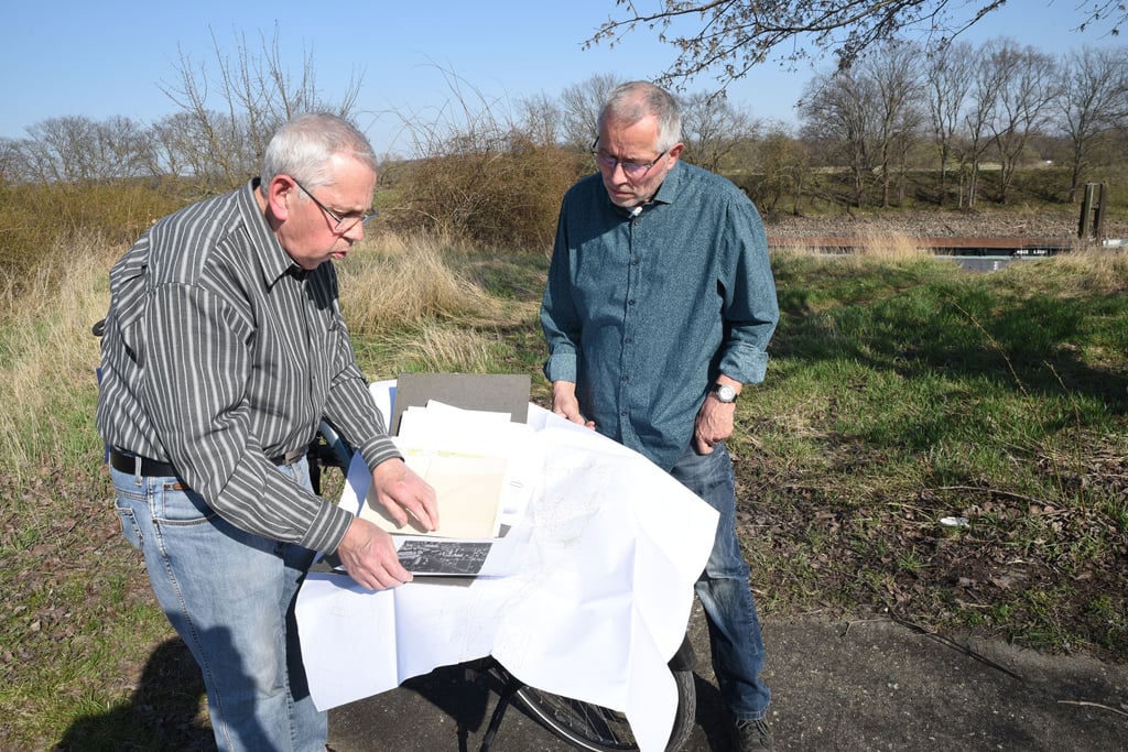 Ewald Vetterkind (l.) und Martin Kukler am neuralgischen Punkt nahe der Maisan. Auf dem Gelände des ehemaligen Maisan-Werkes obliegt der Hochwasserschutz der Stadt Barby.