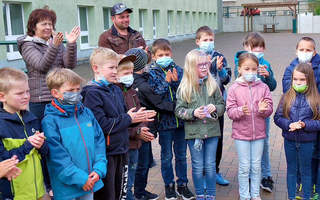 Bei der Siegerehrung auf dem Schulhof gab es reichlich Beifall.