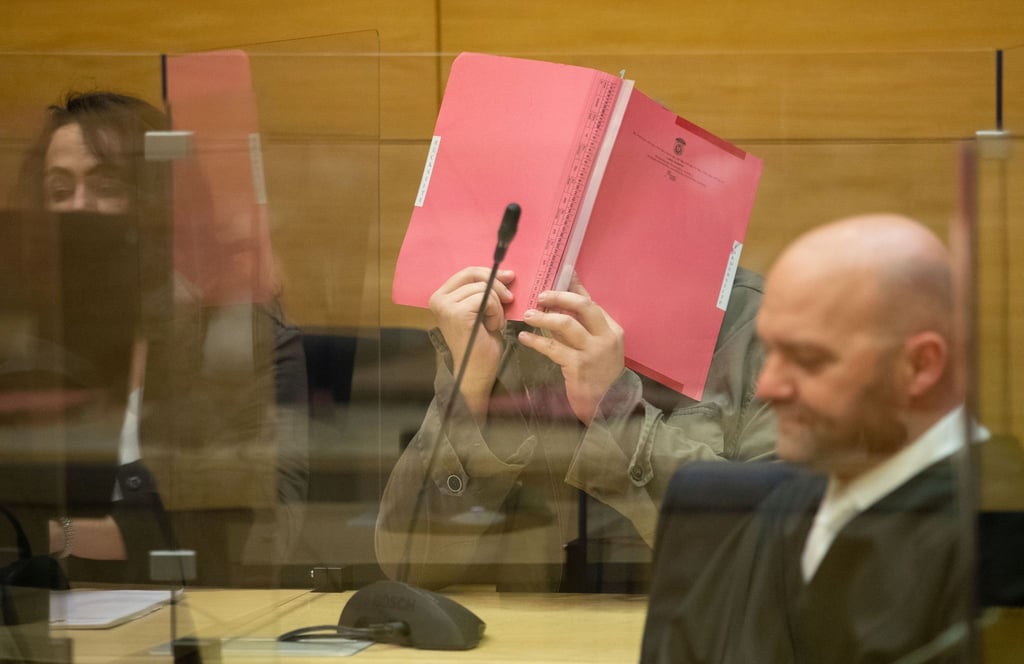 Der angeklagte Arzt (M) im Sitzungssaal des Landgerichts Bielefeld.