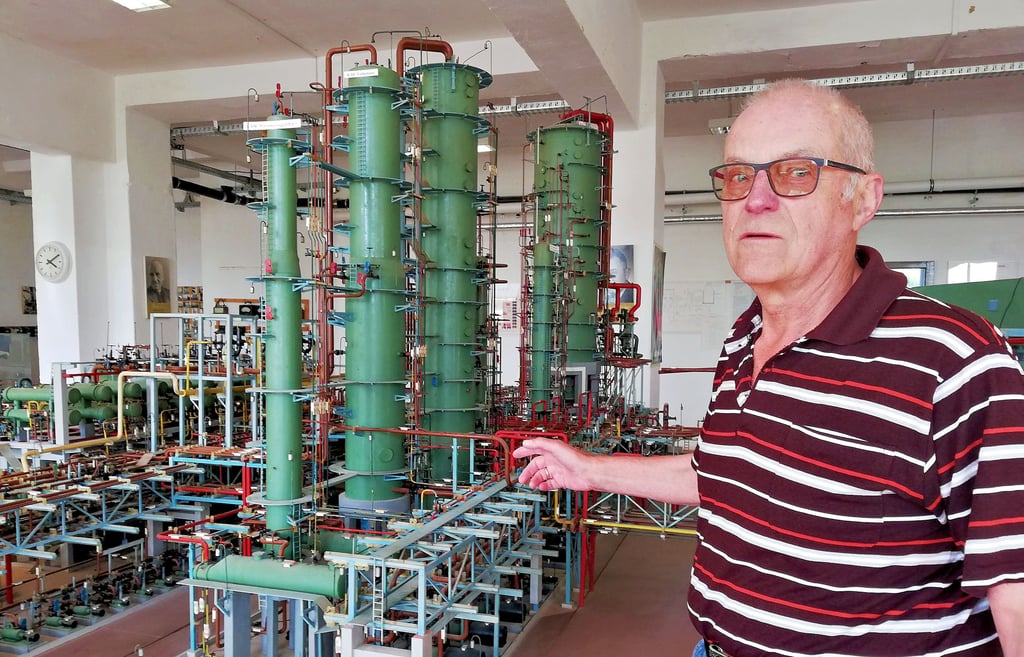 Klaus Tretbar zeigt am Modell des ehemaligen Hydrierwerks, wo er einst gearbeitet hat. Heute steht das Modell im Museum „Damals war’s“.