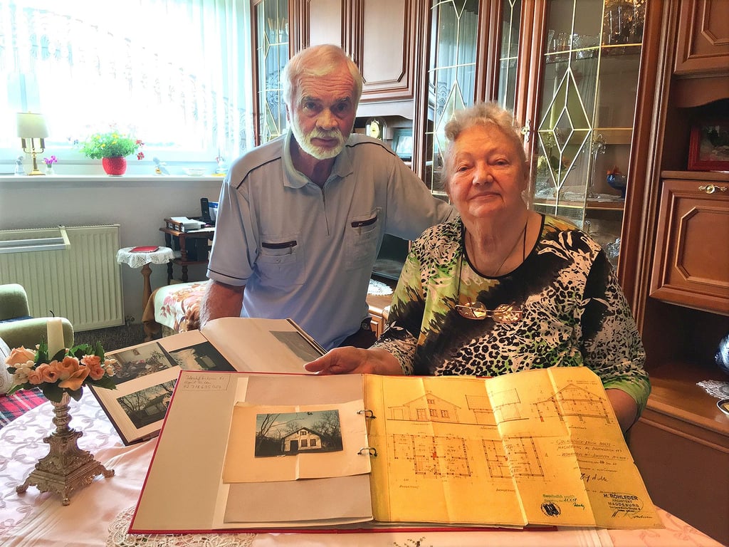 Sigrid Rütten zeigt die alten Baupläne für ihr Elternhaus am Kleinen Stadtmarsch. Mit ihrem Mann Adolf hat sie das beräumte Brand-Grundstück zu Pfingsten noch einmal besucht.